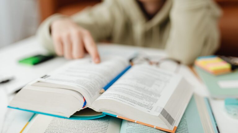 Progresser grâce à la lecture active des scénarios