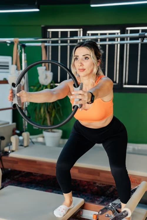 Pratiquante en exercice sur un reformer de Pilates
